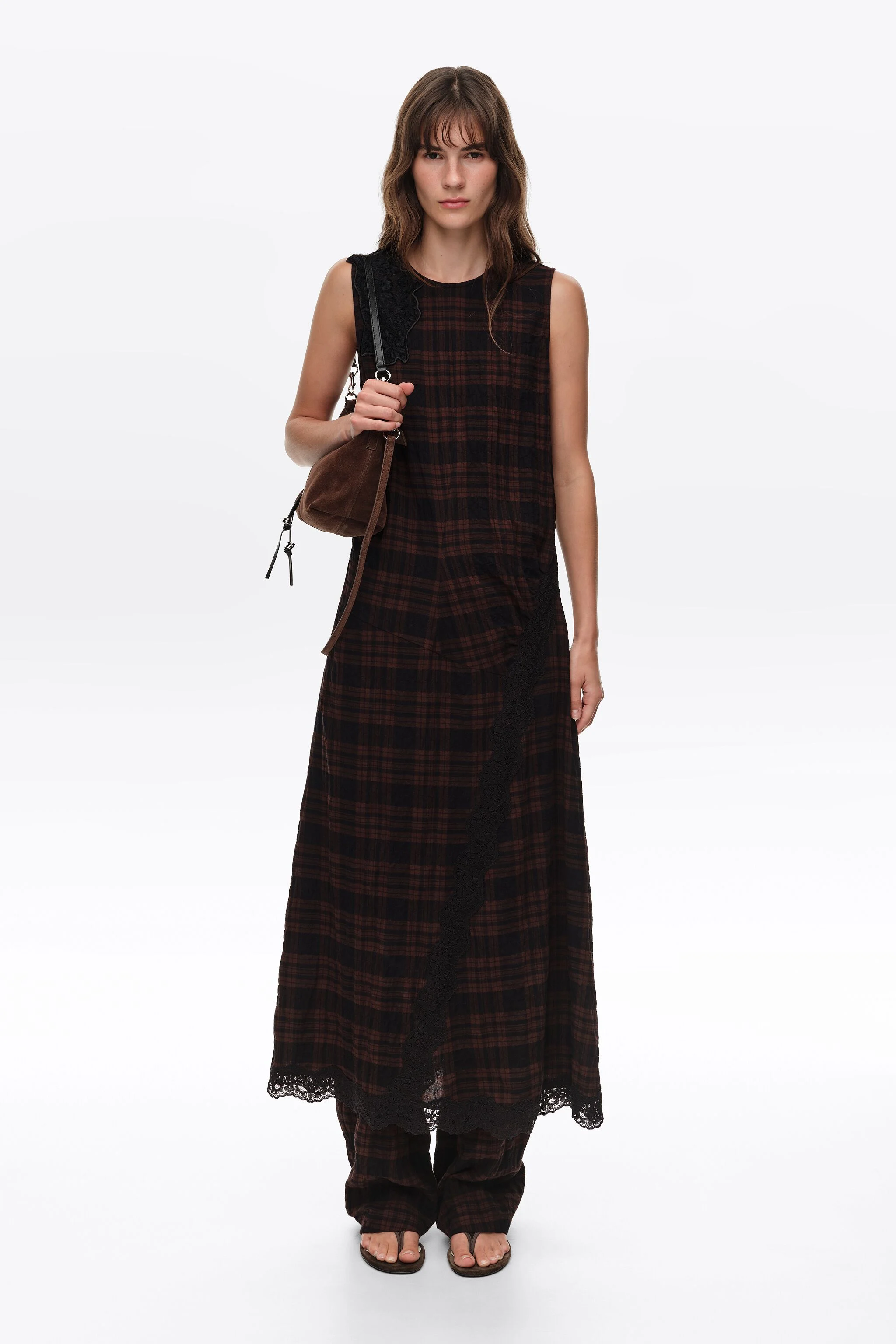 Vestido midi xadrez marrom escuro com detalhes em renda.