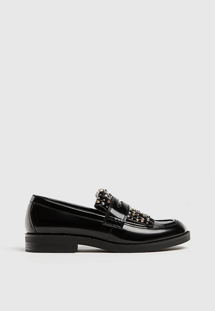 Mocassins com detalhes de tachas