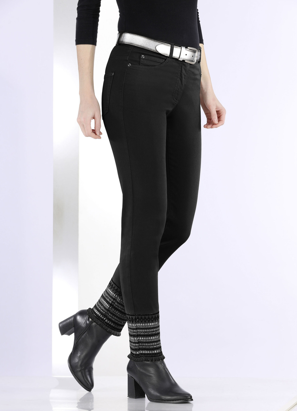 Hose mit aufwendiger Stickerei im Ethno-Stil