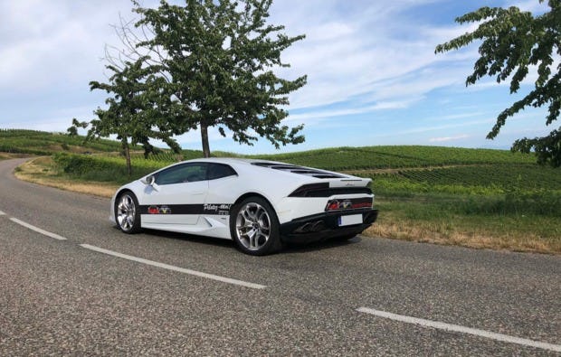 Lamborghini fahren auf der Bergstrecke