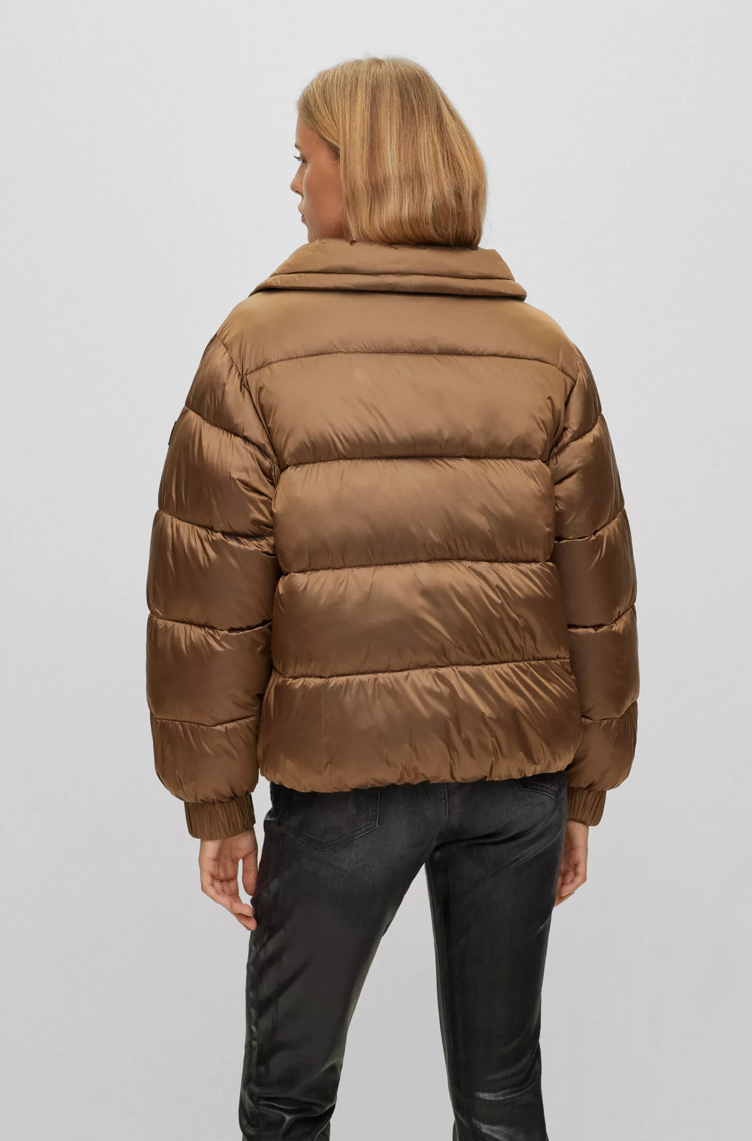 Jaqueta puffer BOSS laranja, corte regular, em tecido brilhante.