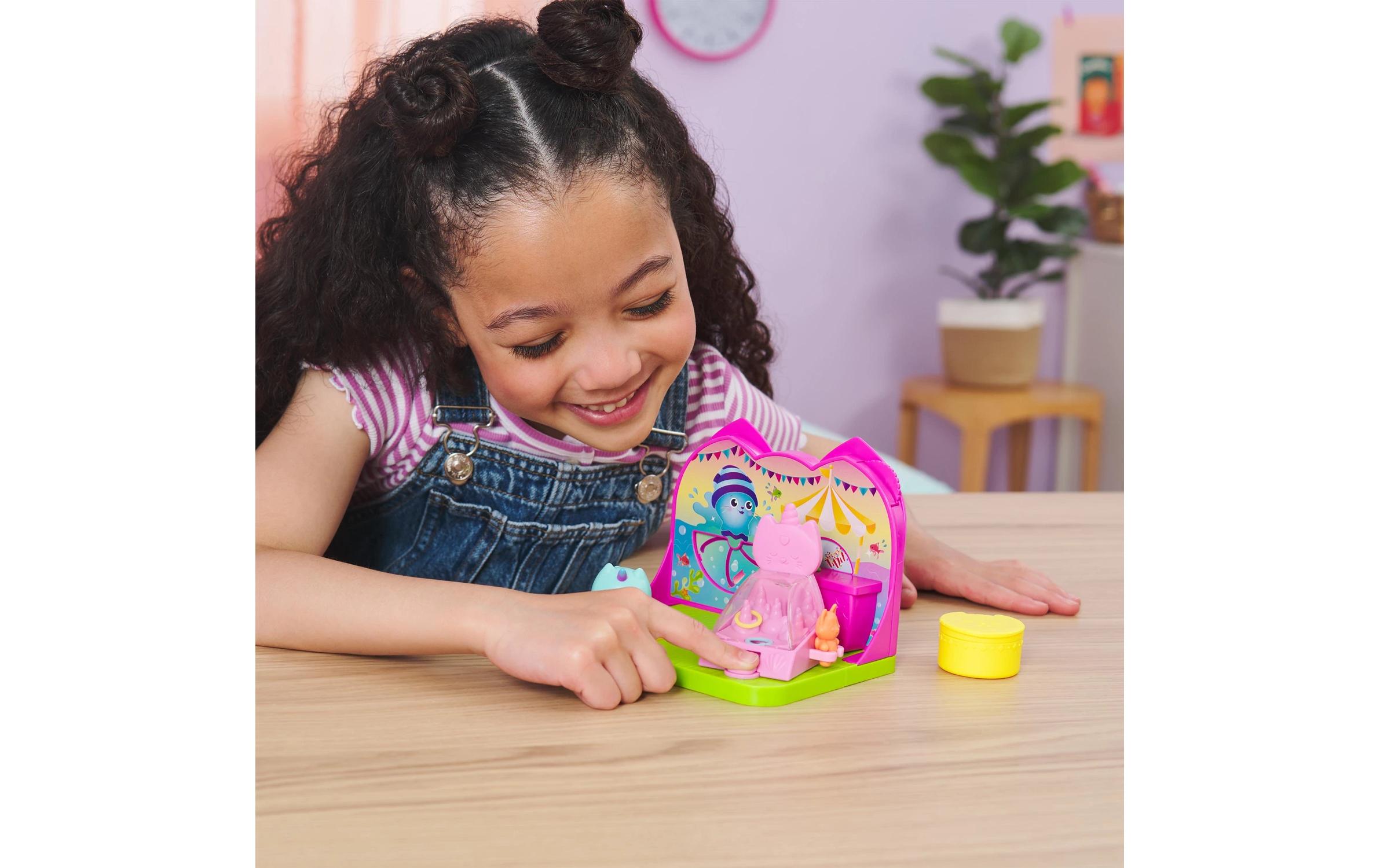 Gabby's Dollhouse Deluxe Room Carnival Cat AdventuresAuthentische Nachbildung der Animationsserie