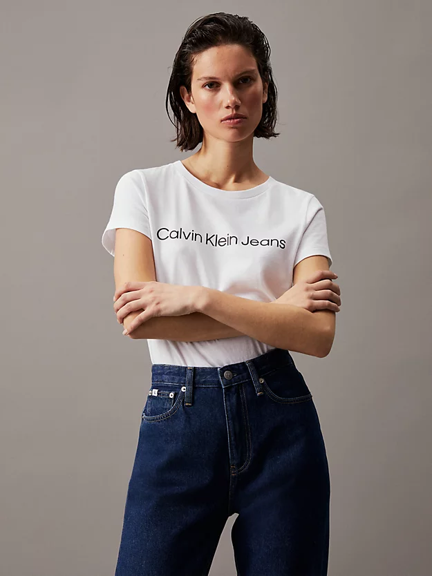 Camiseta de algodão orgânico de corte justo com logotipo.