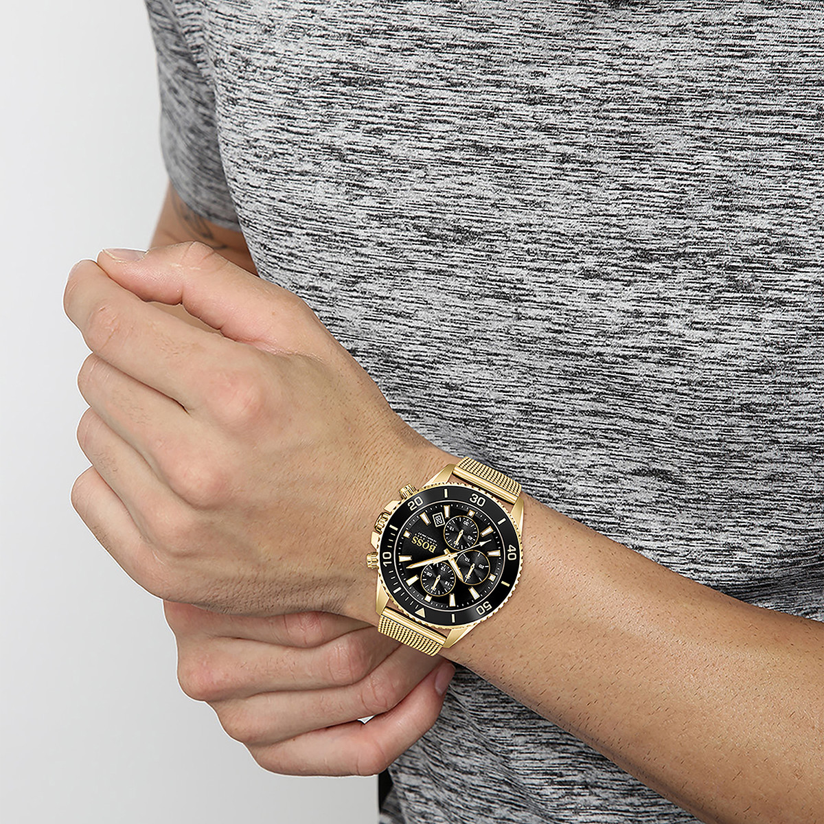 Montre Boss homme chronographe acier doré jaune maille milanaise