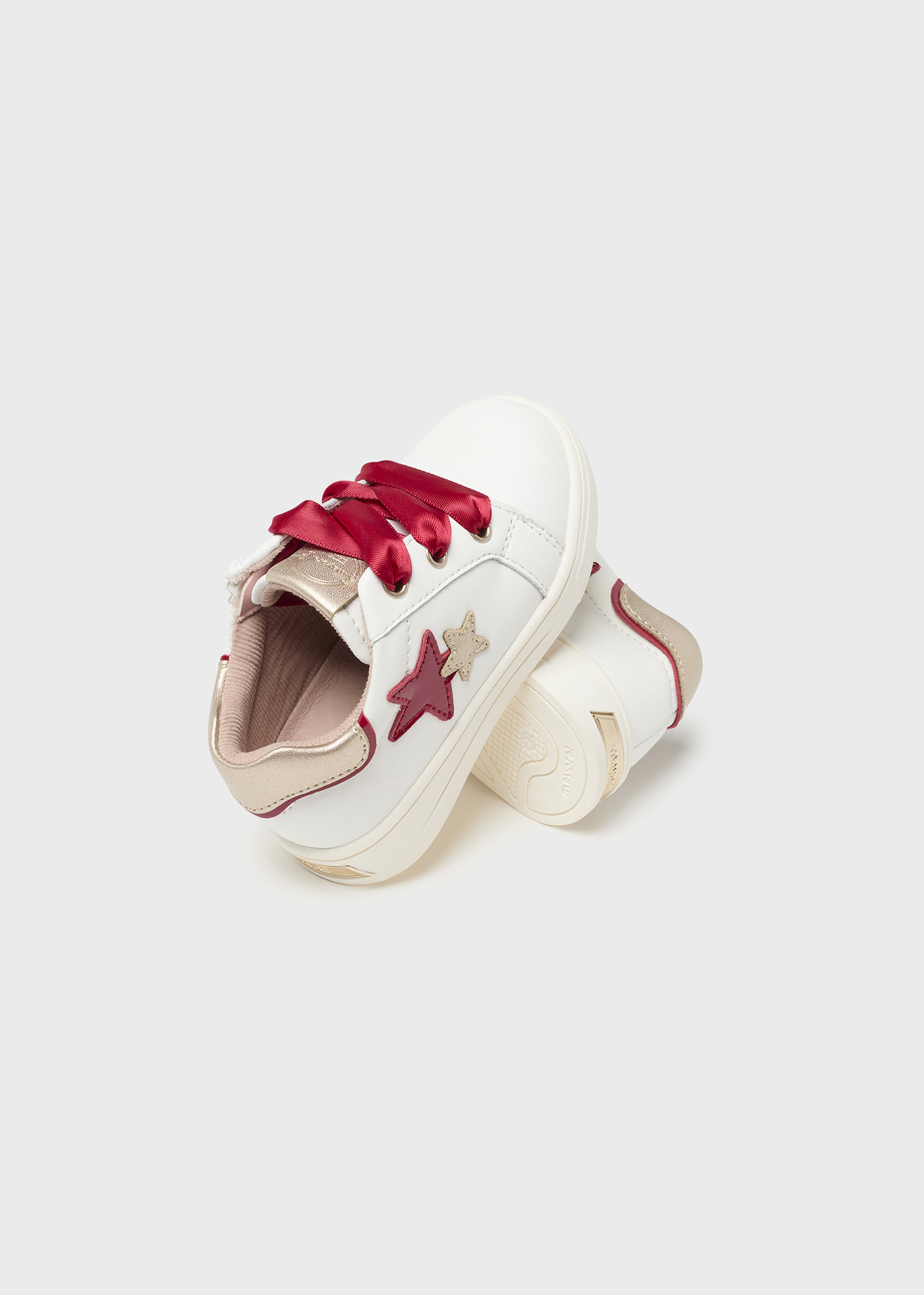 Sapatos esportivos de couro sustentável para bebês com cadarço