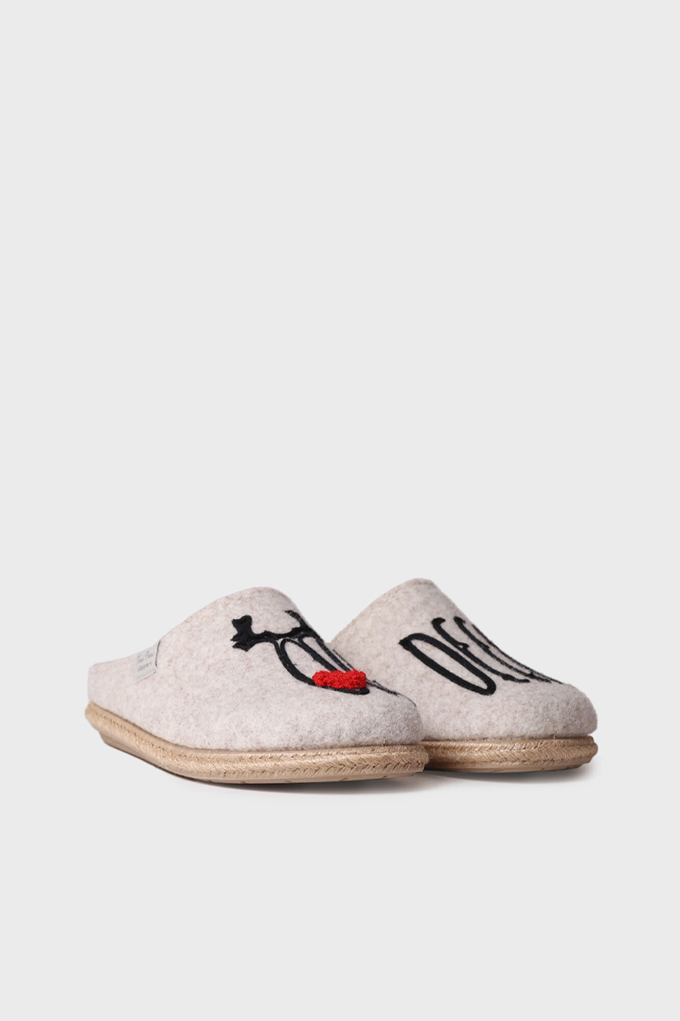 Pantufas femininas de feltro na cor cru