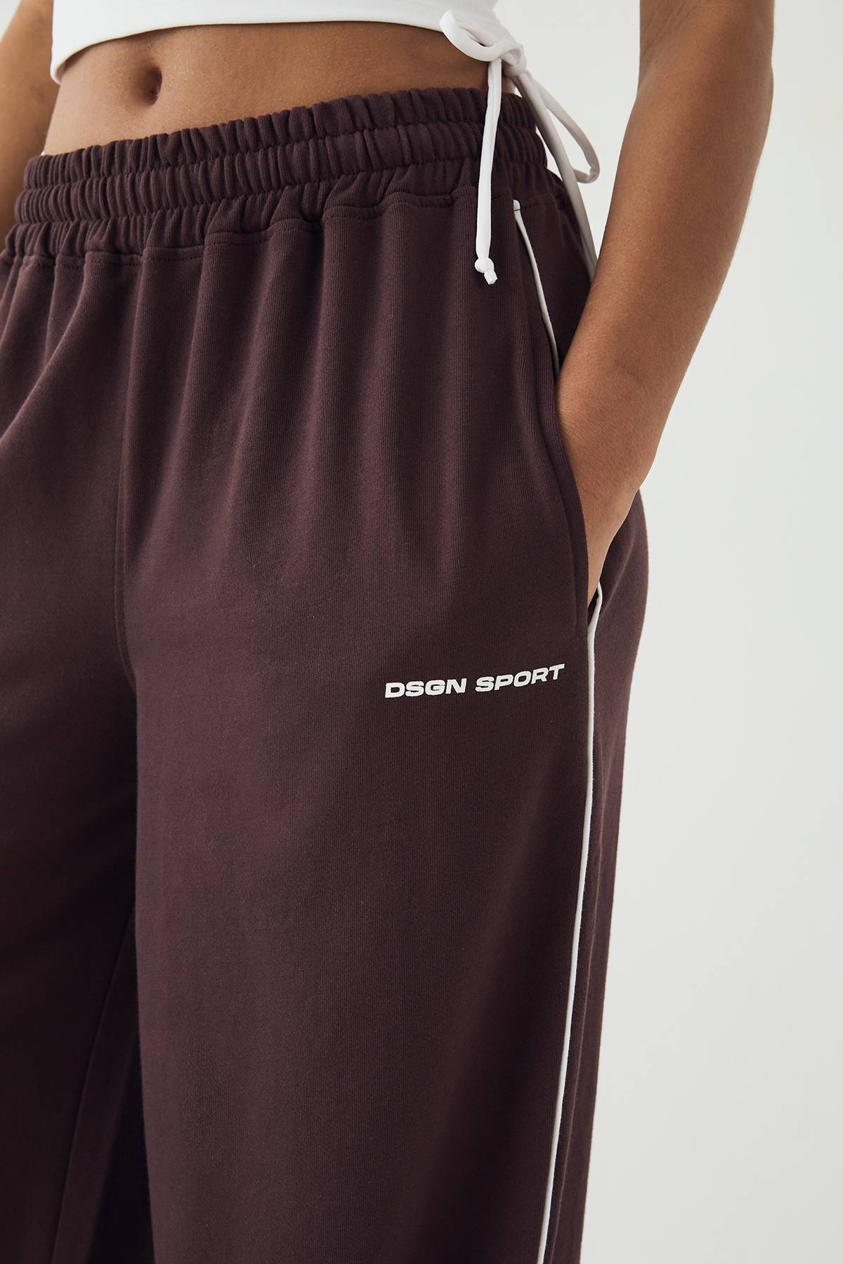 Jogging DSGN Studio à Jambes Larges Taille Moyenne avec Détails de Passepoil