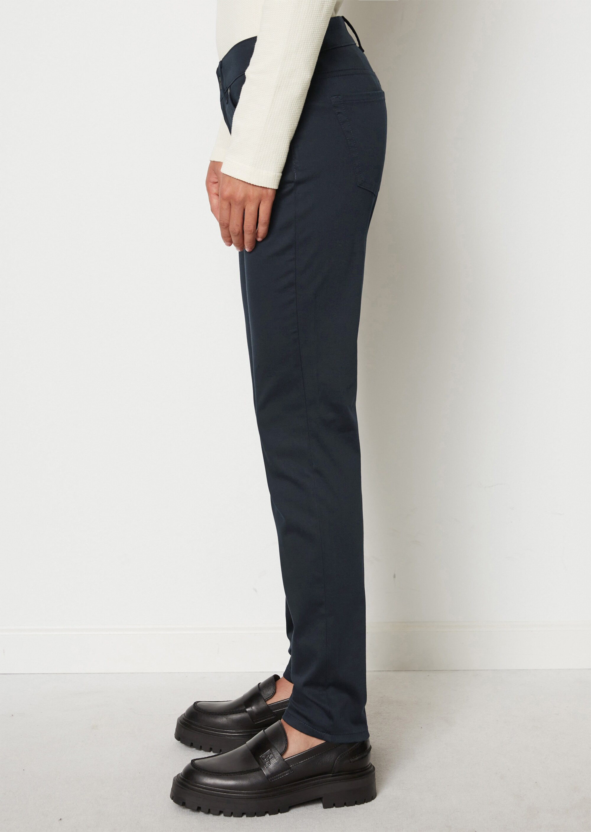 Hose Modell ALBY slim aus Satin-Stretch