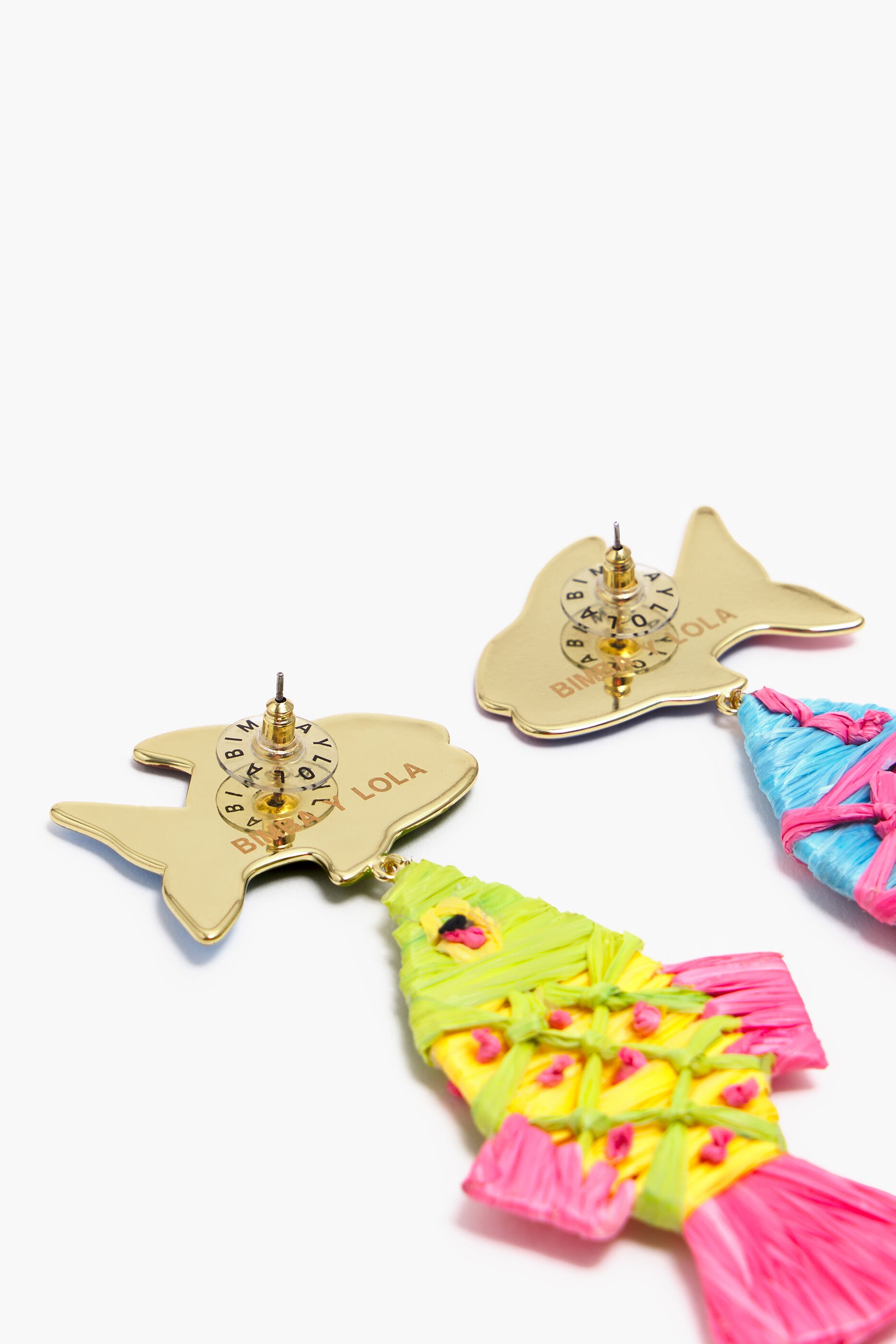 Brincos de peixe de ráfia multicolorida