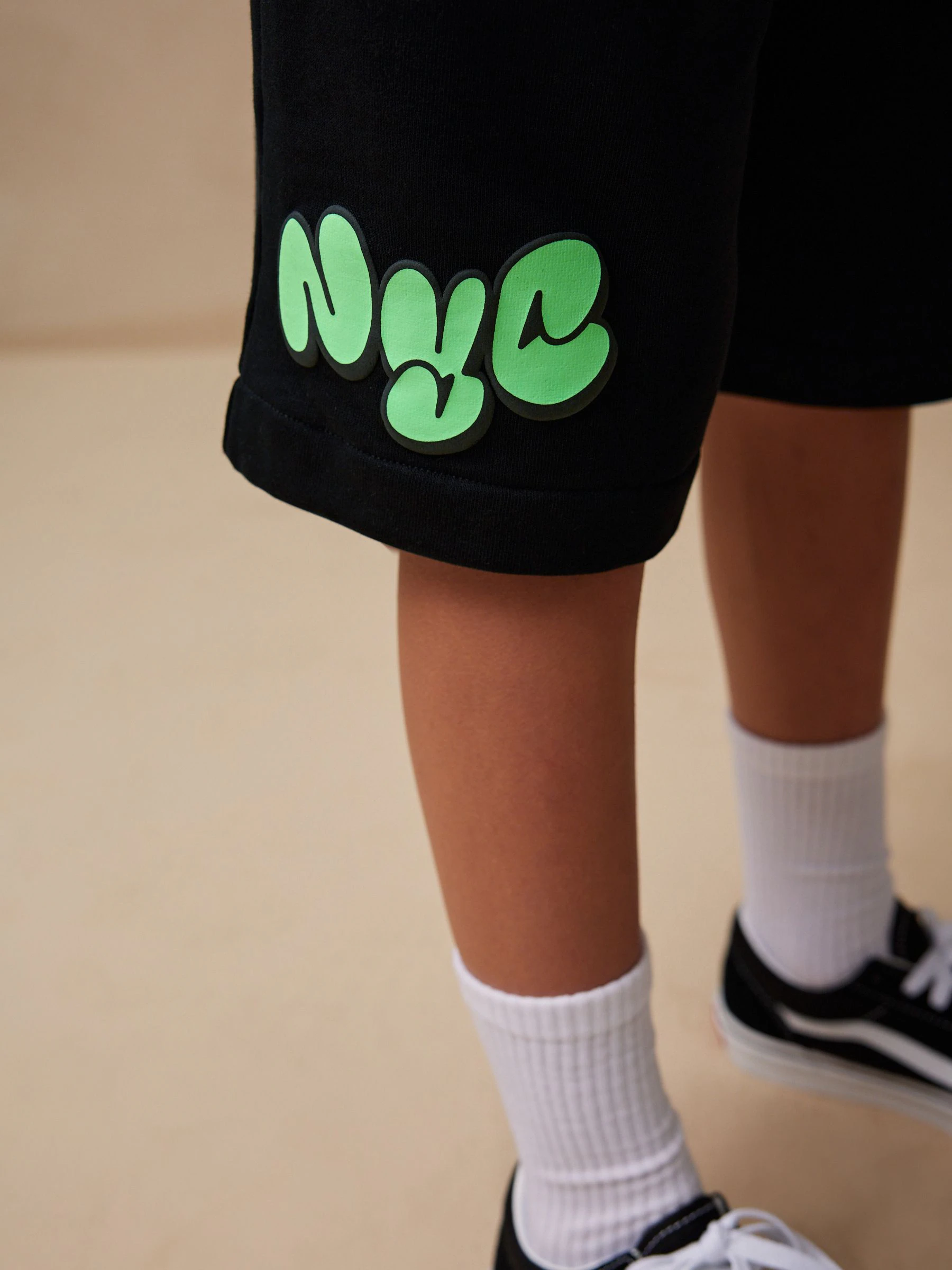 Zwart/wit met dambordpatroon - Set van ruimvallend T-shirt met korte mouwen en shorts (3 - 16 jr)