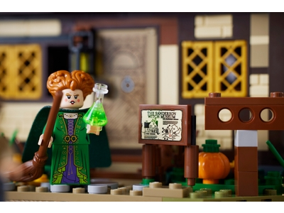 LEGO Disney Hocus Pocus: het huisje van de Sanderson-zussen (21341)