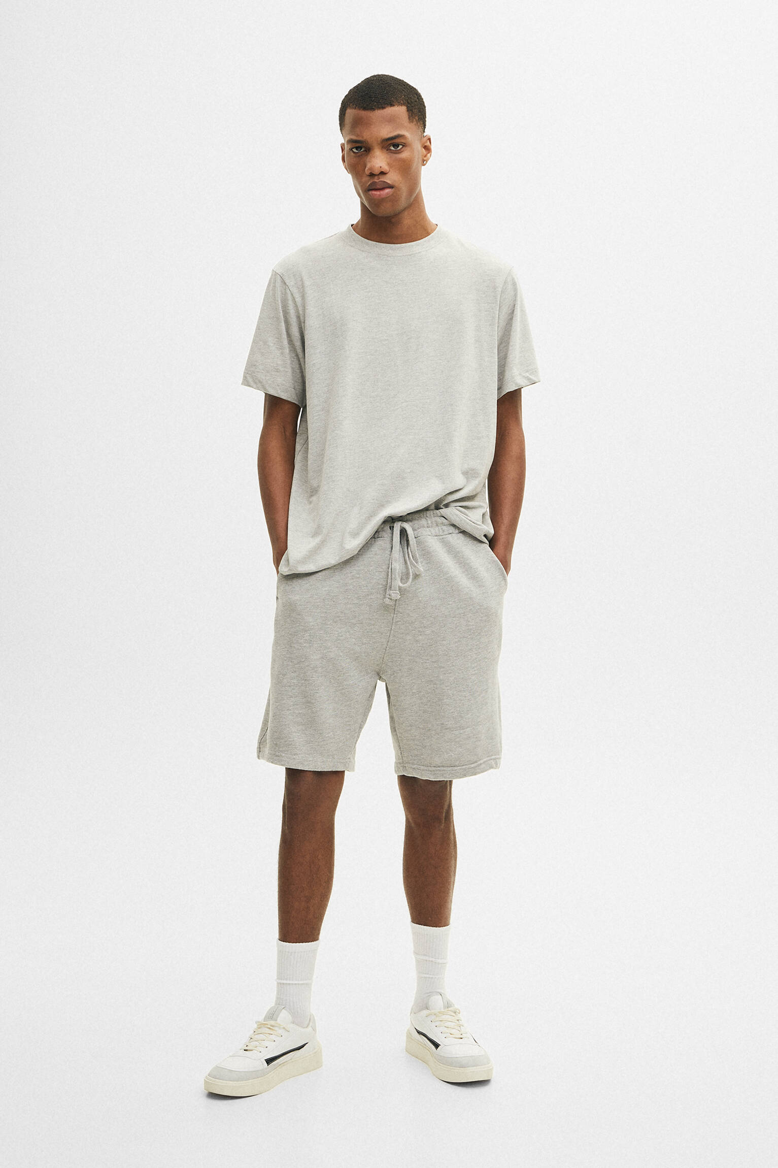Conjunto de bermuda jogger e camiseta - cinza claro