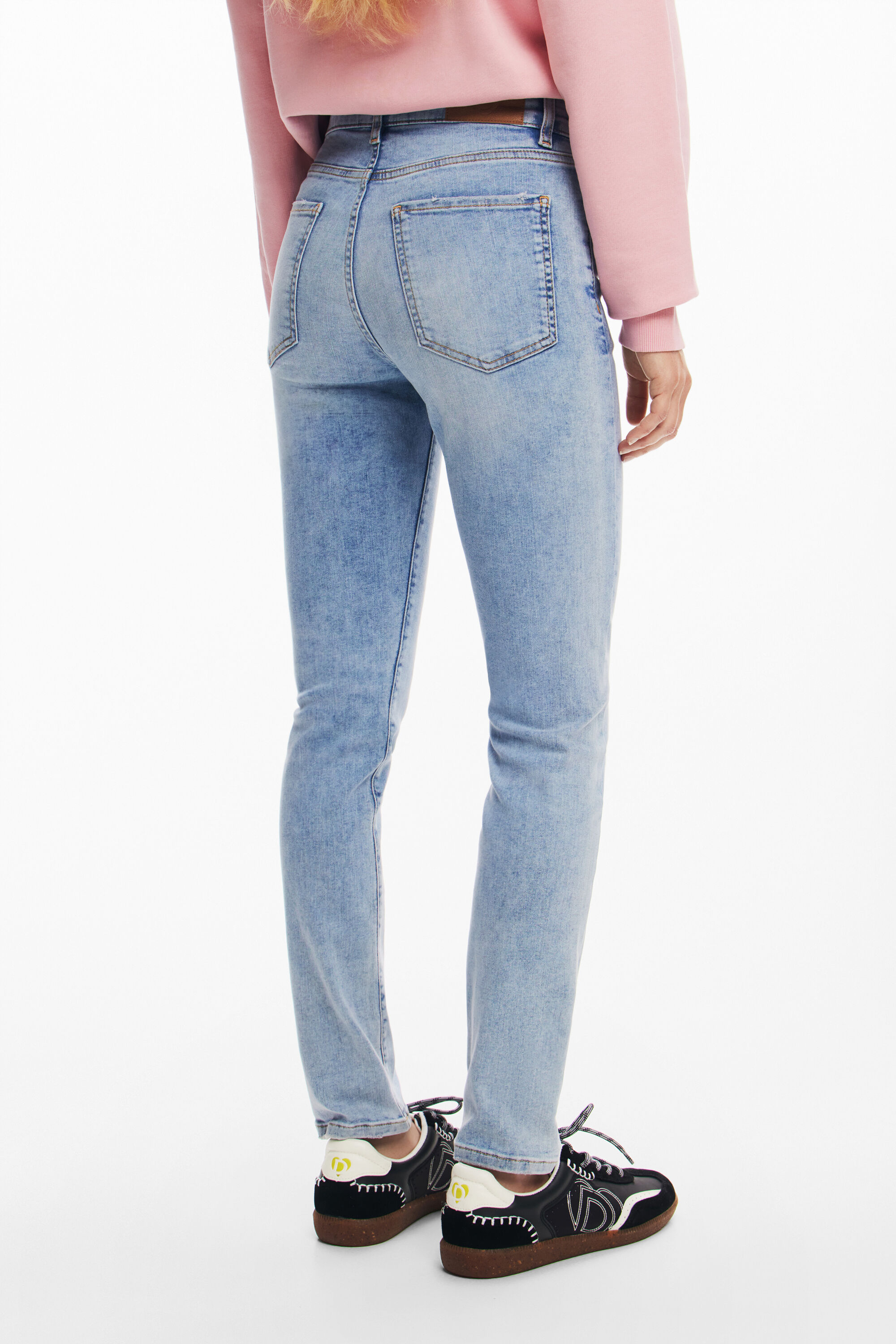 calça jeans rosa