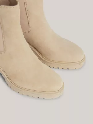 Botas essenciais de camurça com salto médio e travas.