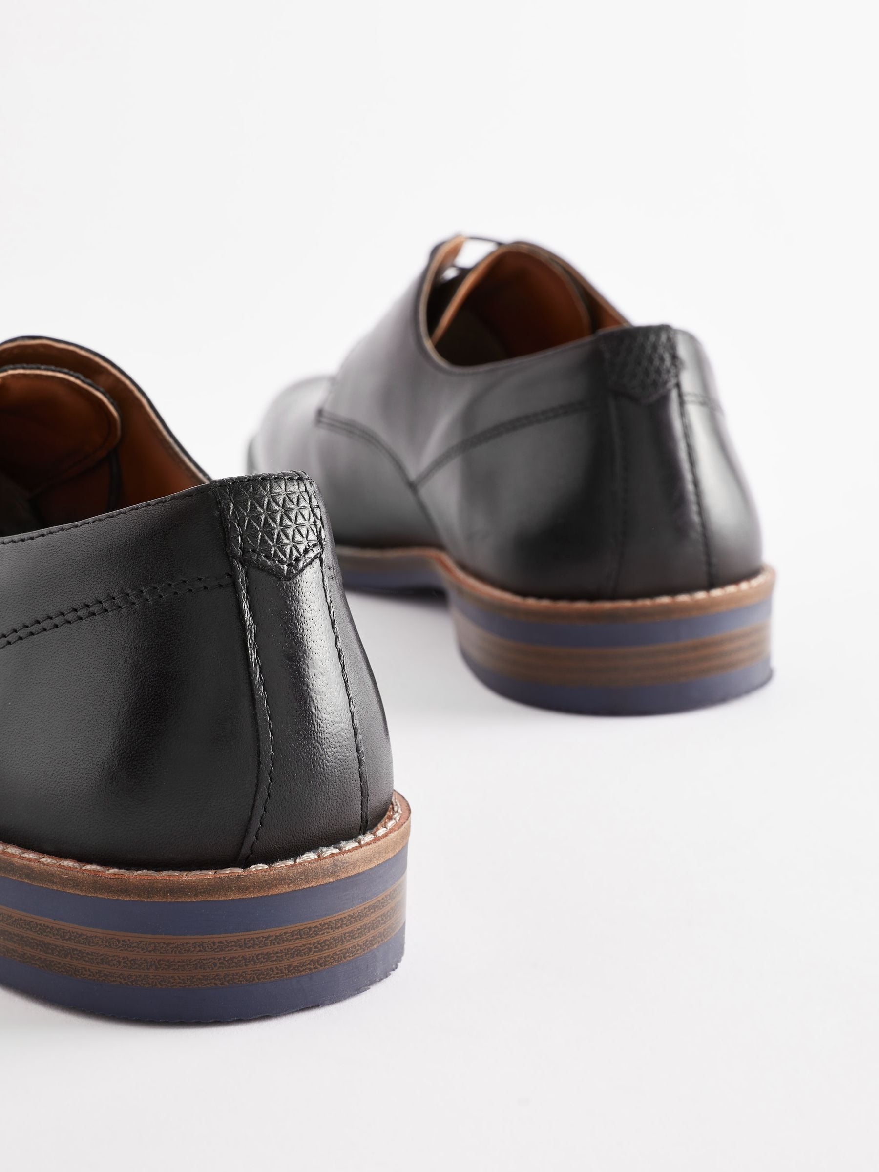 Zwart - Standaard pasvorm - Leren Derby-schoenen met contrasterende marineblauwe zool