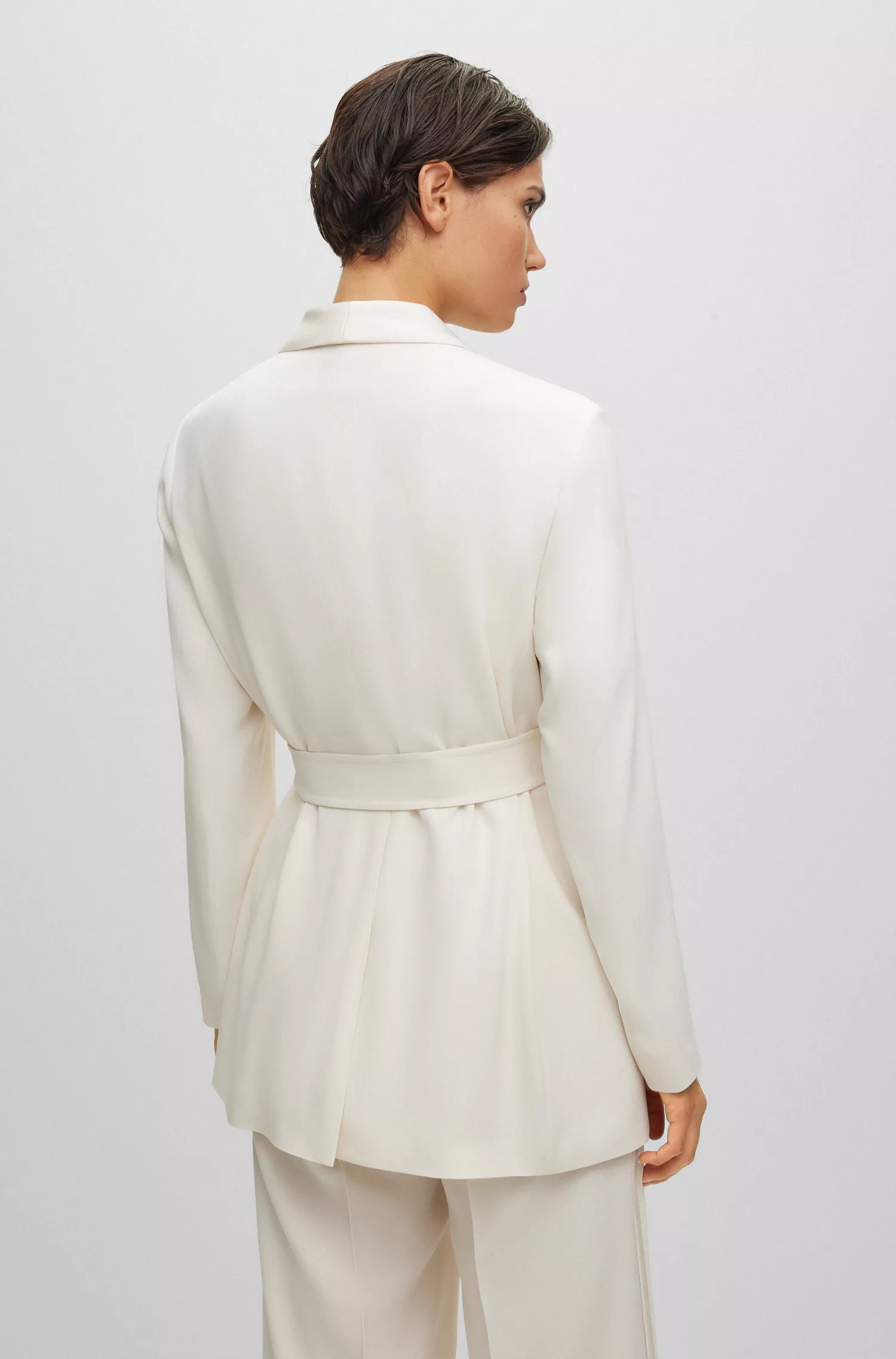 Jaqueta BOSS preta de modelagem oversized com cinto e detalhes em seda.