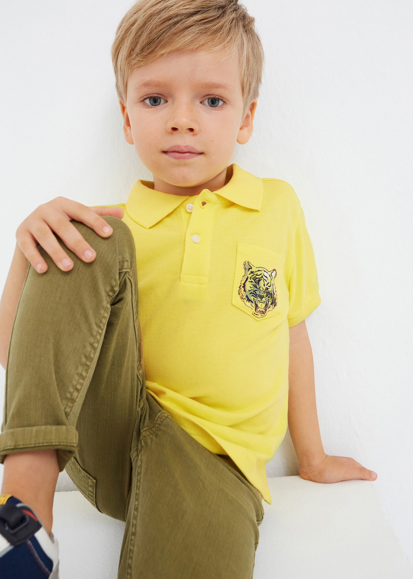 Camisa polo de manga curta com estampa, feita de algodão para meninos