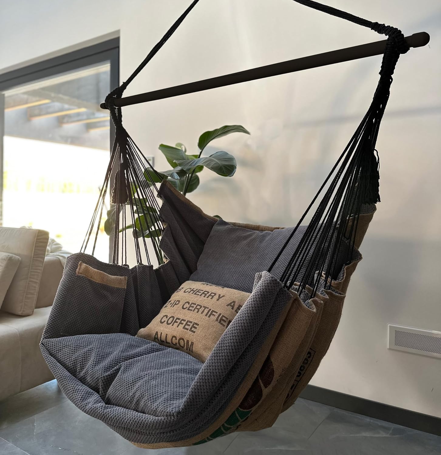 Izabell Hängesessel mit Großen Kissen – XXL Schaukelstuhl und Hängematte für Indoor & Outdoor – Coffee Swing aus Jutesäcken von Kaffeeröstereien