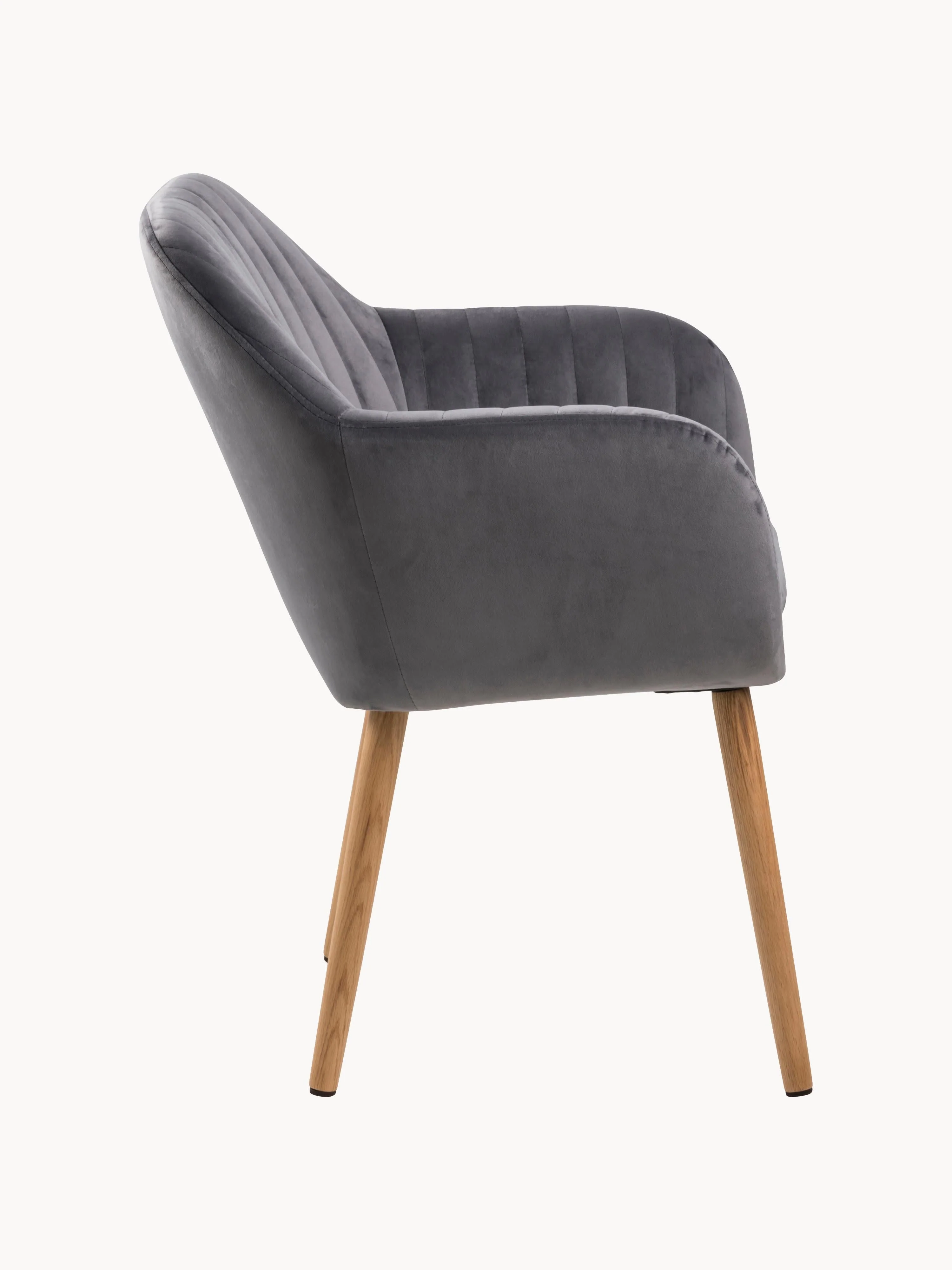 Fluwelen armstoel Emilia met houten poten