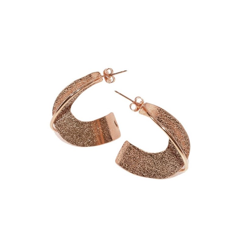 Boucles d'oreilles demi créole en plaqué or rose faites à la main avec différentes textures - Bijou de créateur