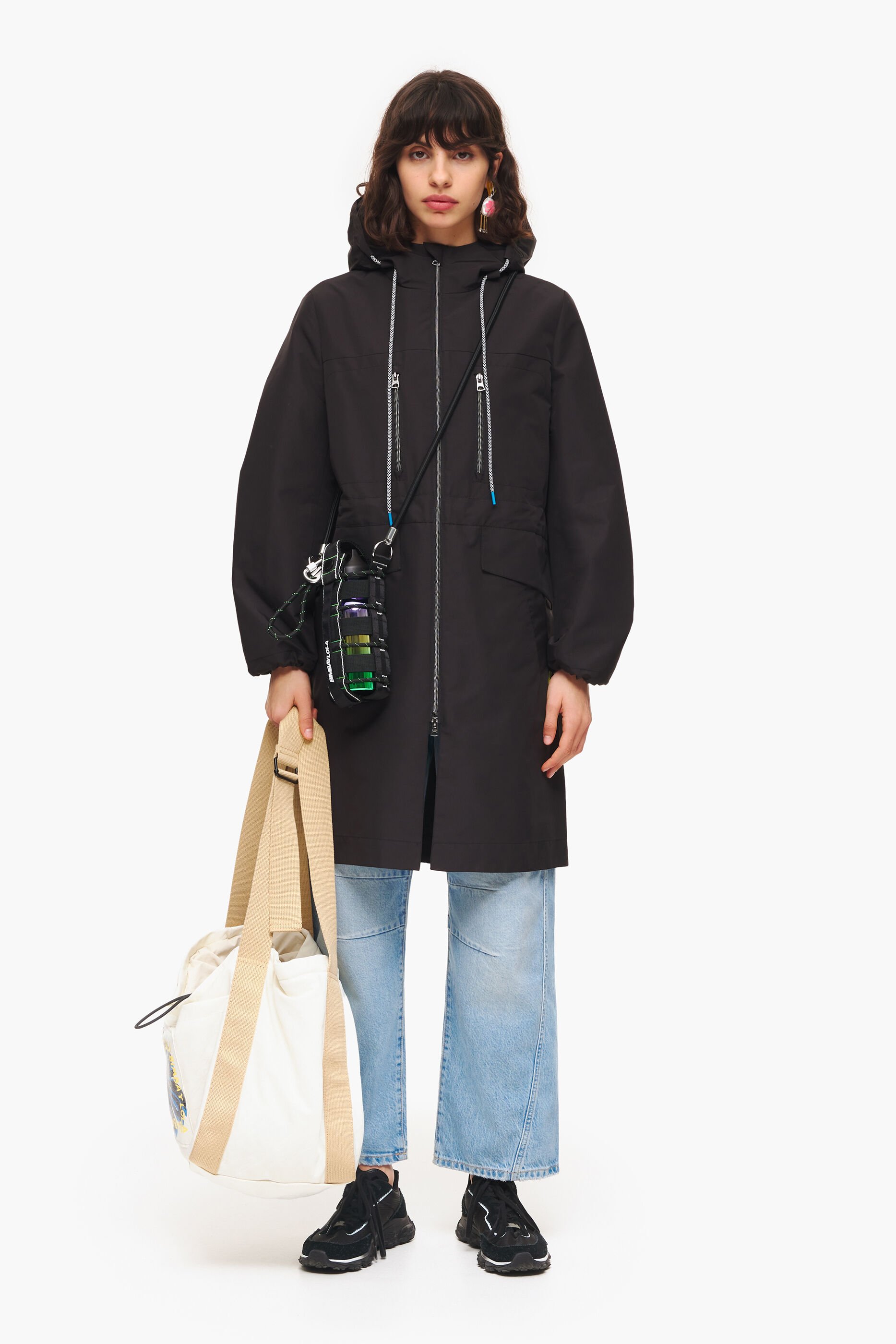 Trench coat preto com boca de sino