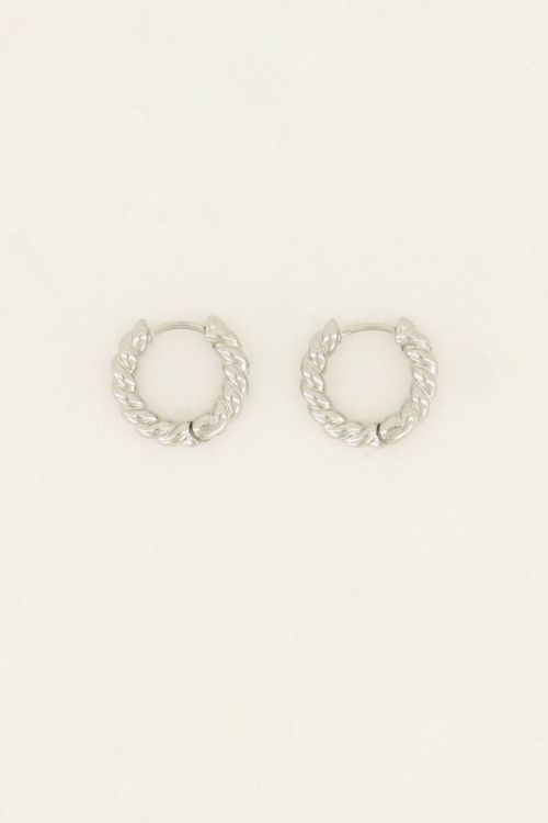 Oorring met gedraaid detail