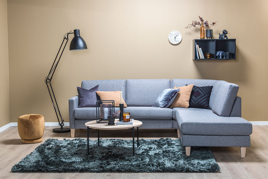 Hedda sofa Hjørnesofa 2,5-seter åpen ende høyre i tekstil Malmø Grey, arm C 9 cm og ben 4 hvitoljet eik.