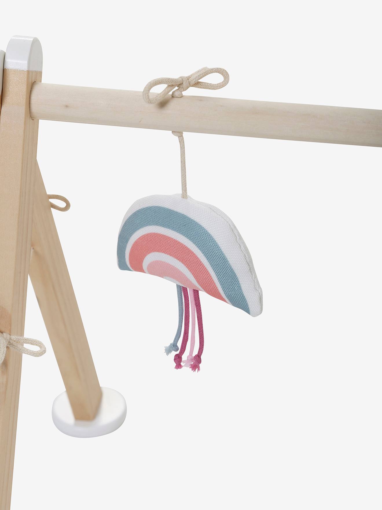 Arco de atividades em madeira lisa verde-médio com certificação FSC® e detalhes decorativos.