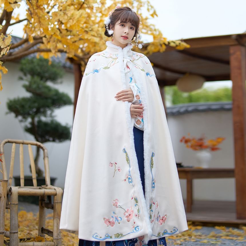 Meisjesaanbieding - Hanfu-cape met staande kraag, bloemenborduursel, pluizige rand en strik aan de voorkant