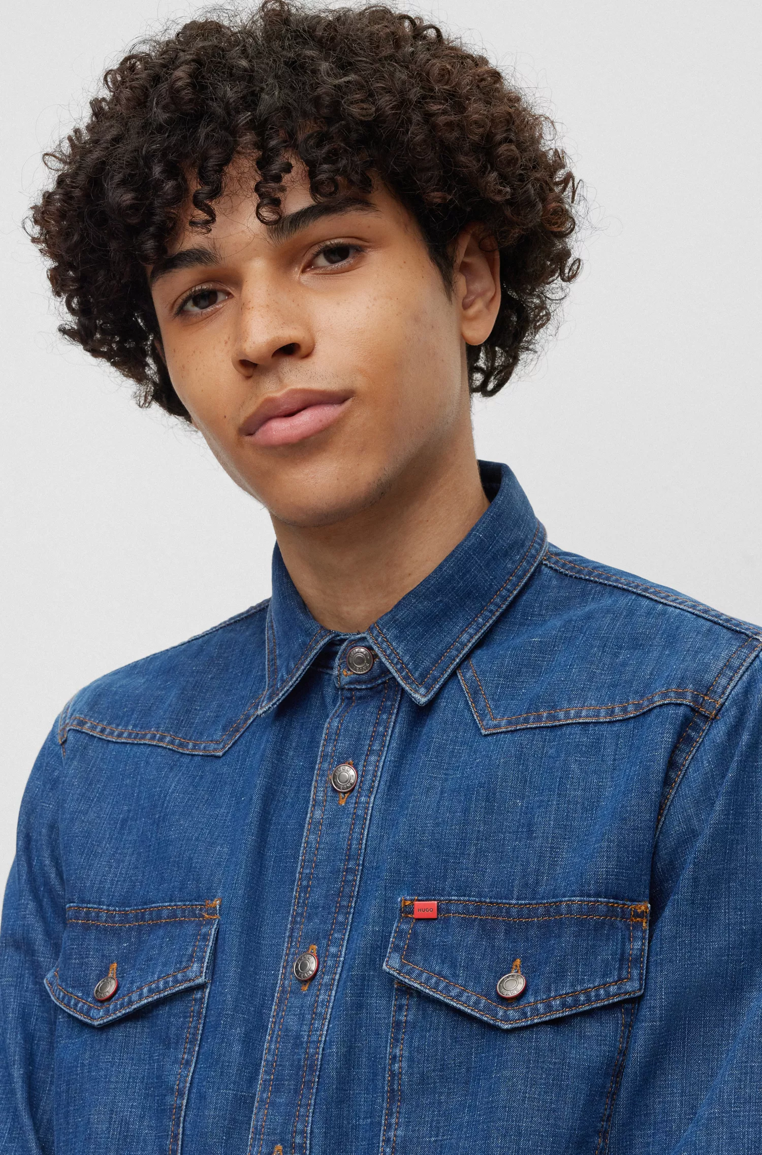 Camisa jeans HUGO vermelha, modelagem relaxada, com detalhe no cós.