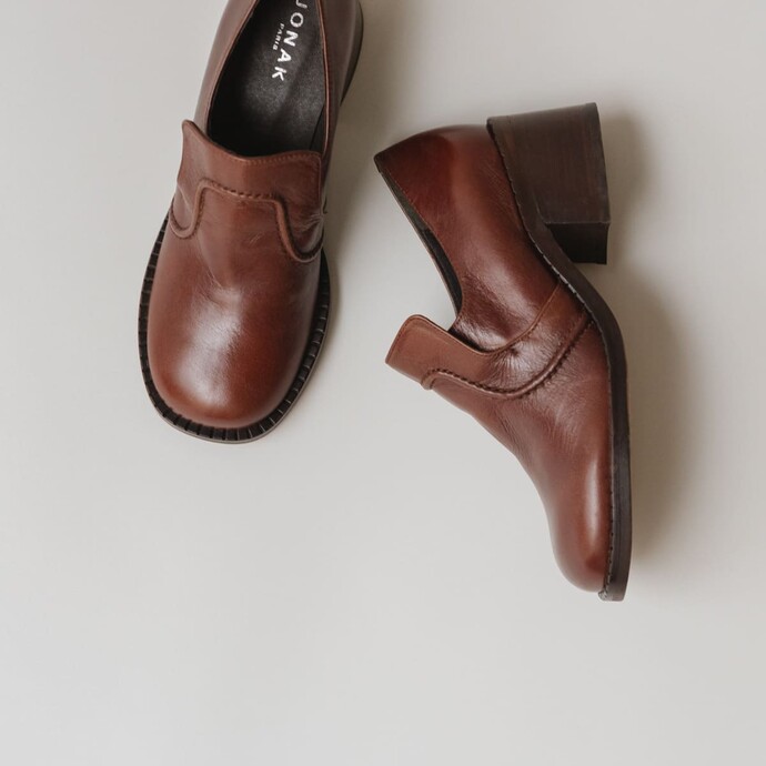 Mocassins à talons  en cuir vieilli marron