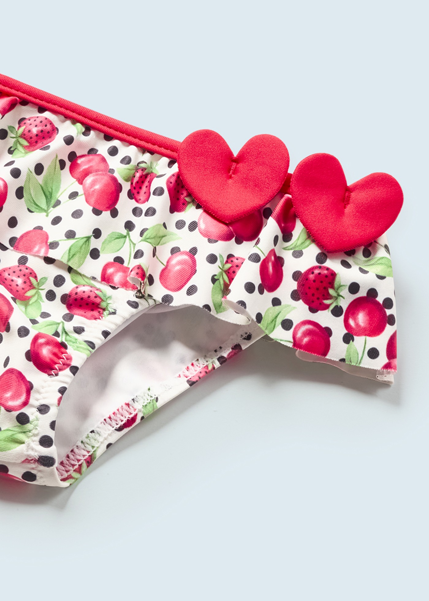 Conjunto de banho para bebê de 2 peças com touca e sunga.