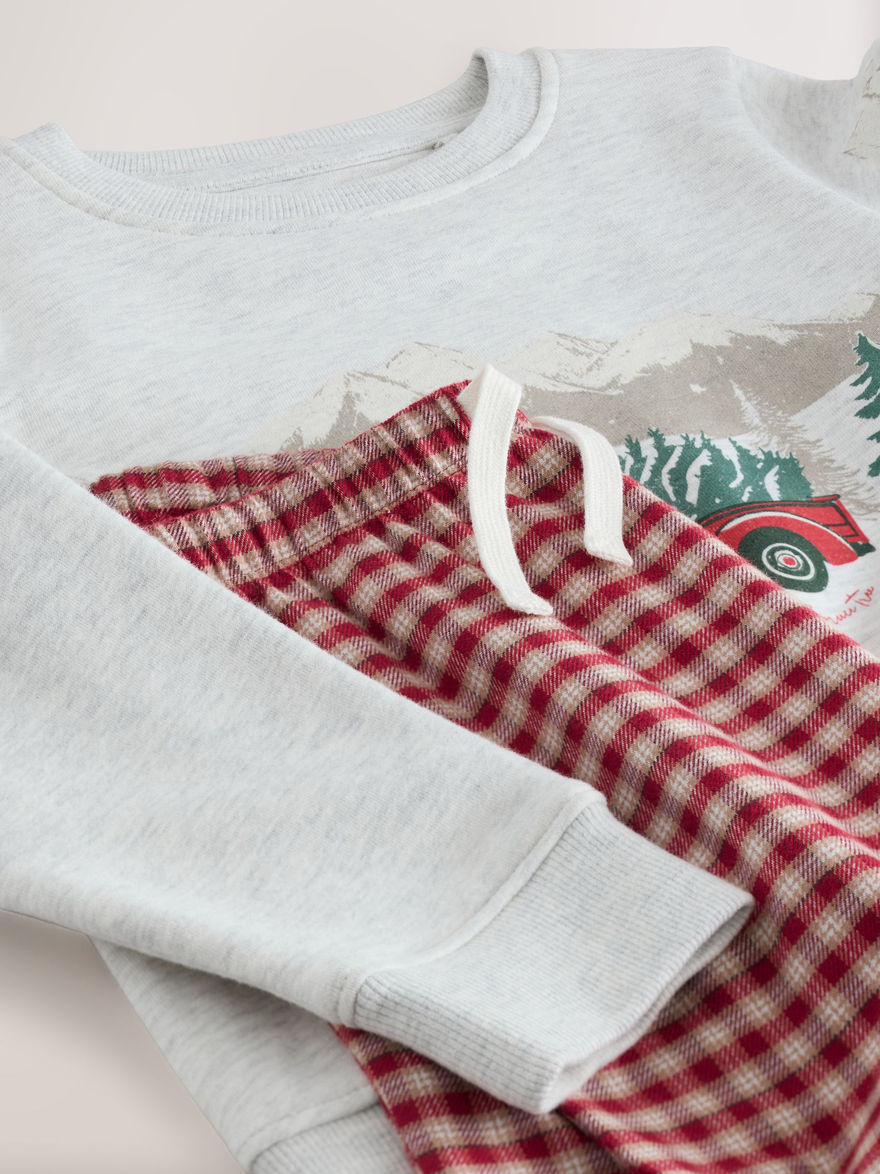 Rood met voertuig - Bijpassende familie Kerstmis Sweatshirt en flanellen Pyjama's (1.5-16jaar)