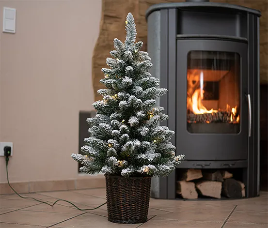 Evergreen LED-Weihnachtsbaum mit geflochtenem Übertopf, ca. 90 cm