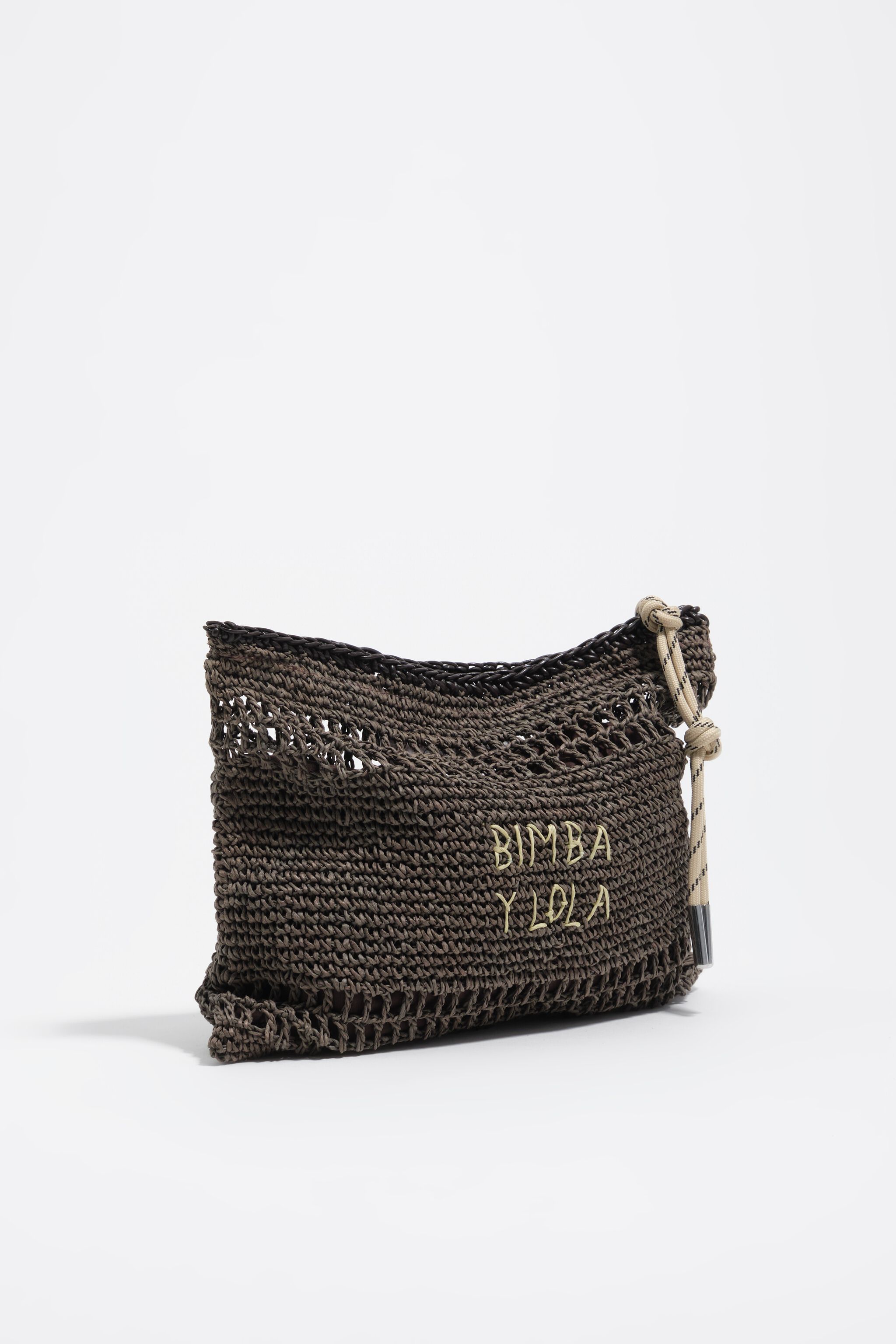 Bolsa média de mão em tom chocolate com efeito ráfia