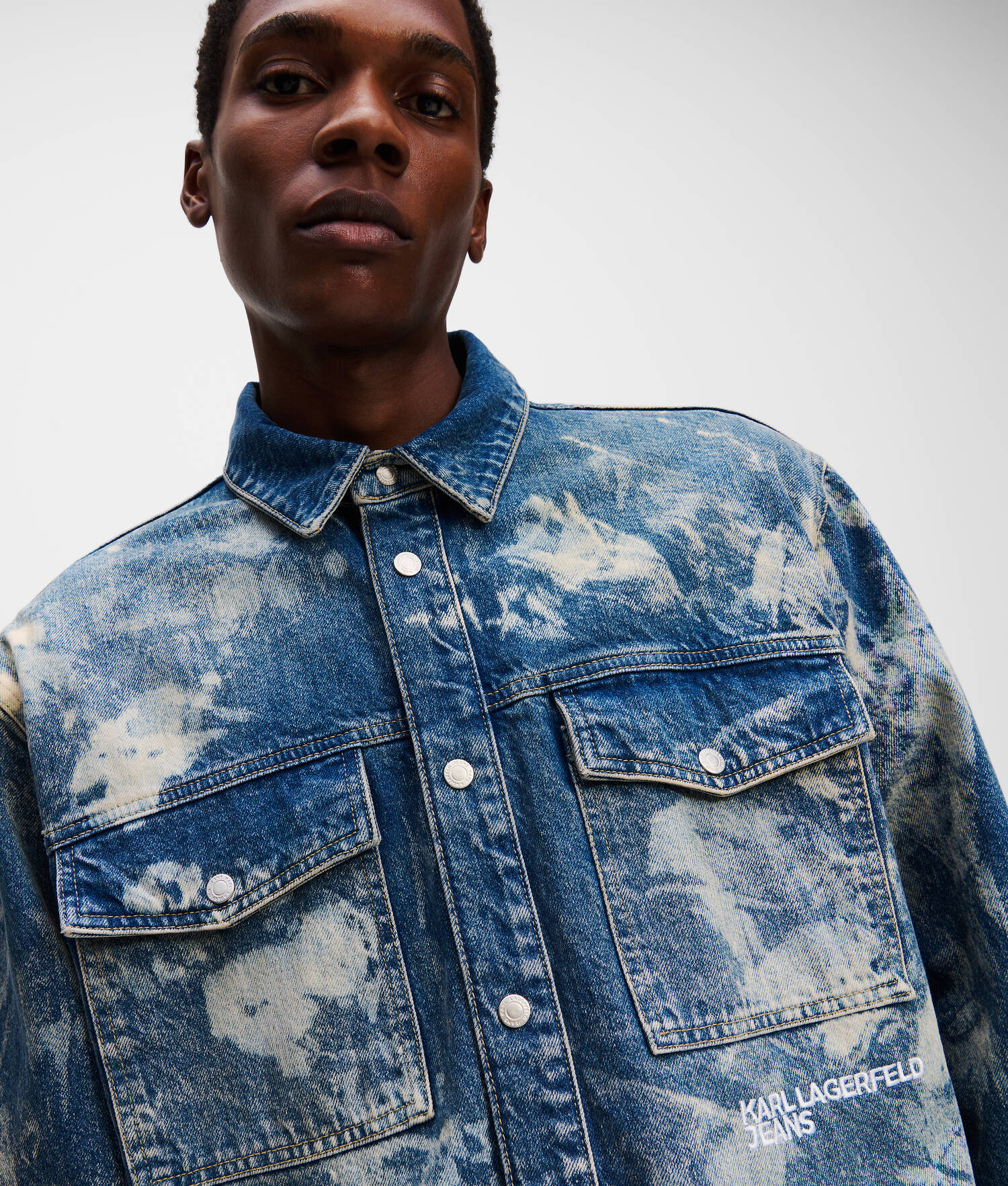 SURCHEMISE EN DENIM EFFET DÉLAVÉ - Denim blanchi