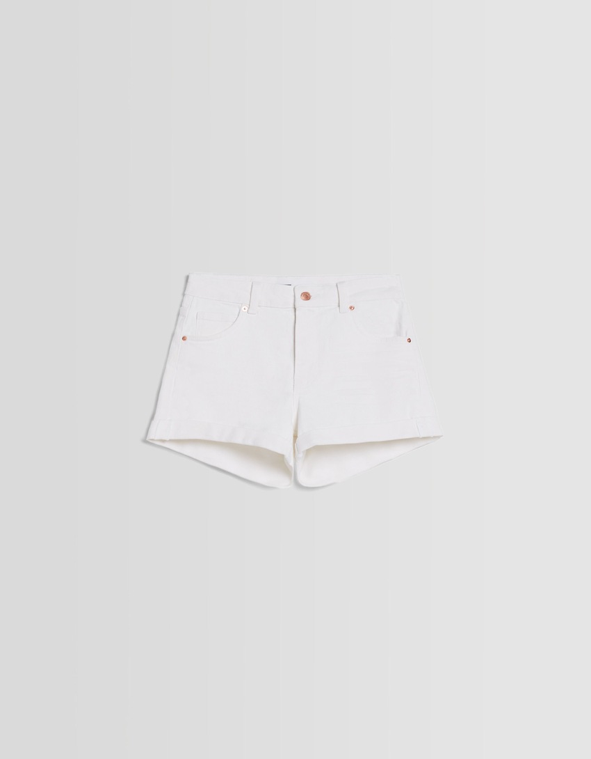 Shorts jeans com a barra dobrada