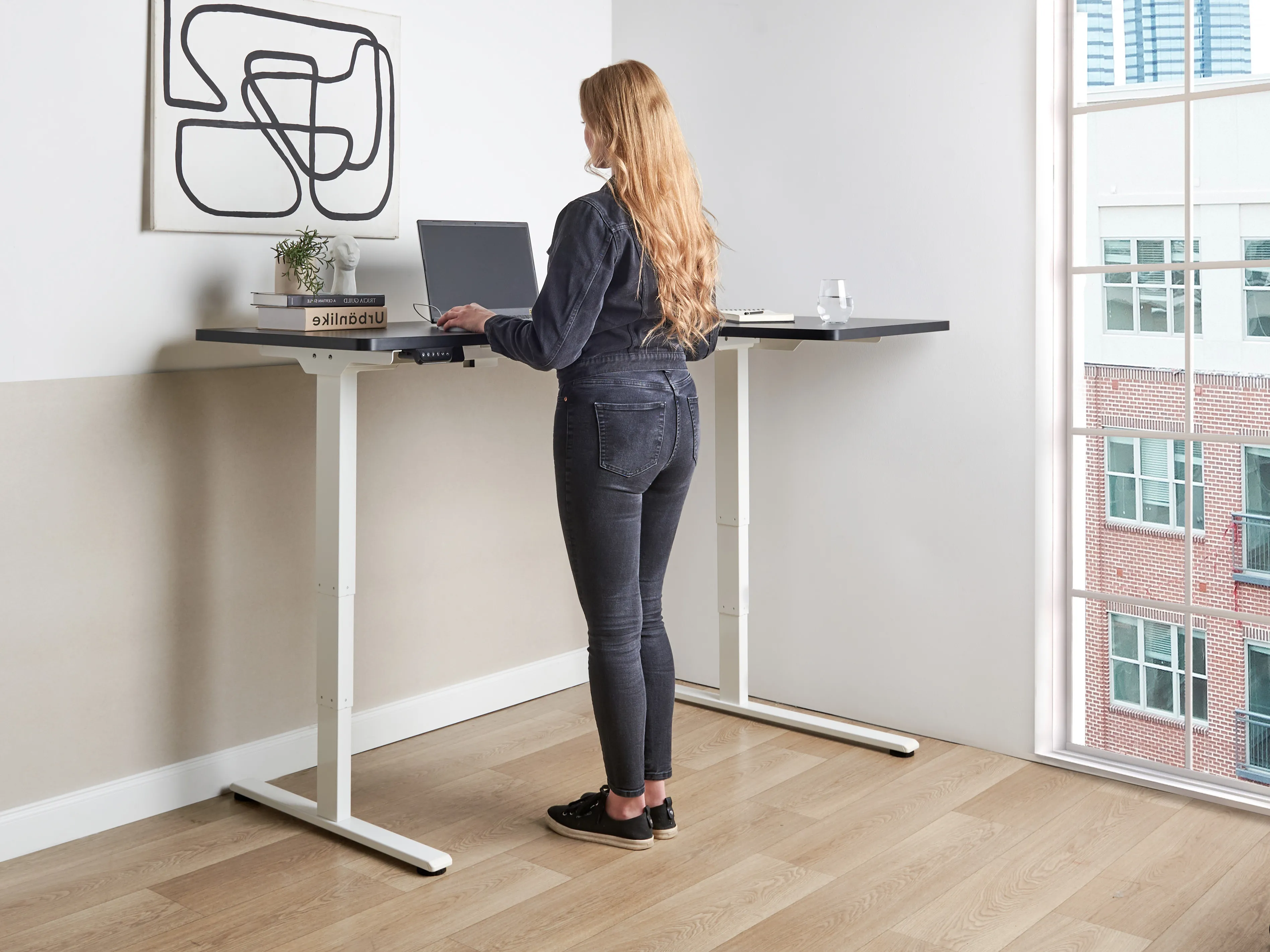 Elektrisch verstelbaar hoekbureau DESTINES Zwart/wit 160 cm 109 cm rechtszijdig