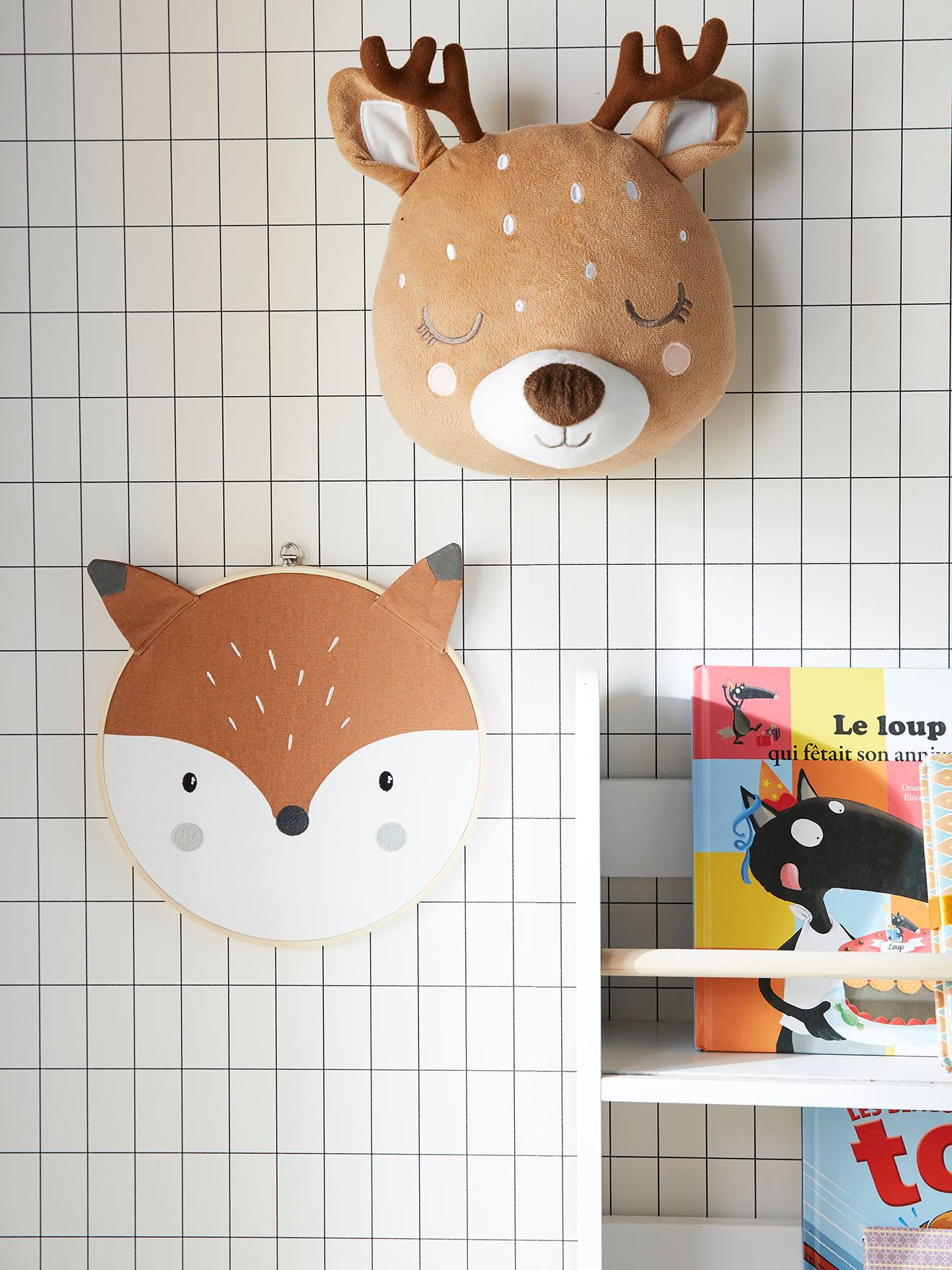Decoração de parede bordada com raposa lisa em tom castanho médio e motivos.