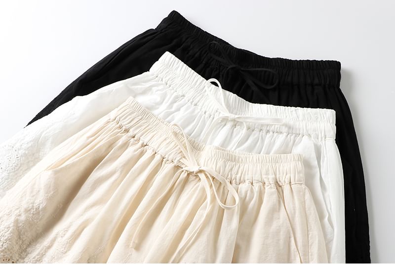 CosmoCorner - Effen shorts met trekkoord en geborduurde oogjes