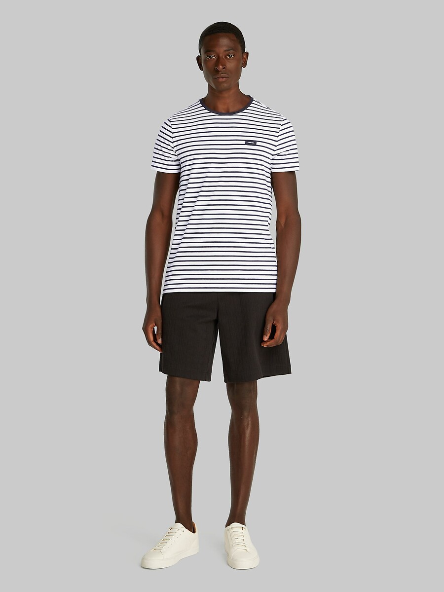 CALVIN KLEIN<br>Camiseta com gola redonda e mangas curtas