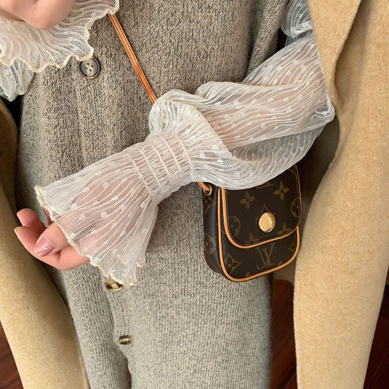 Hazie - Blouse met doorschijnende kanten hals en stippen