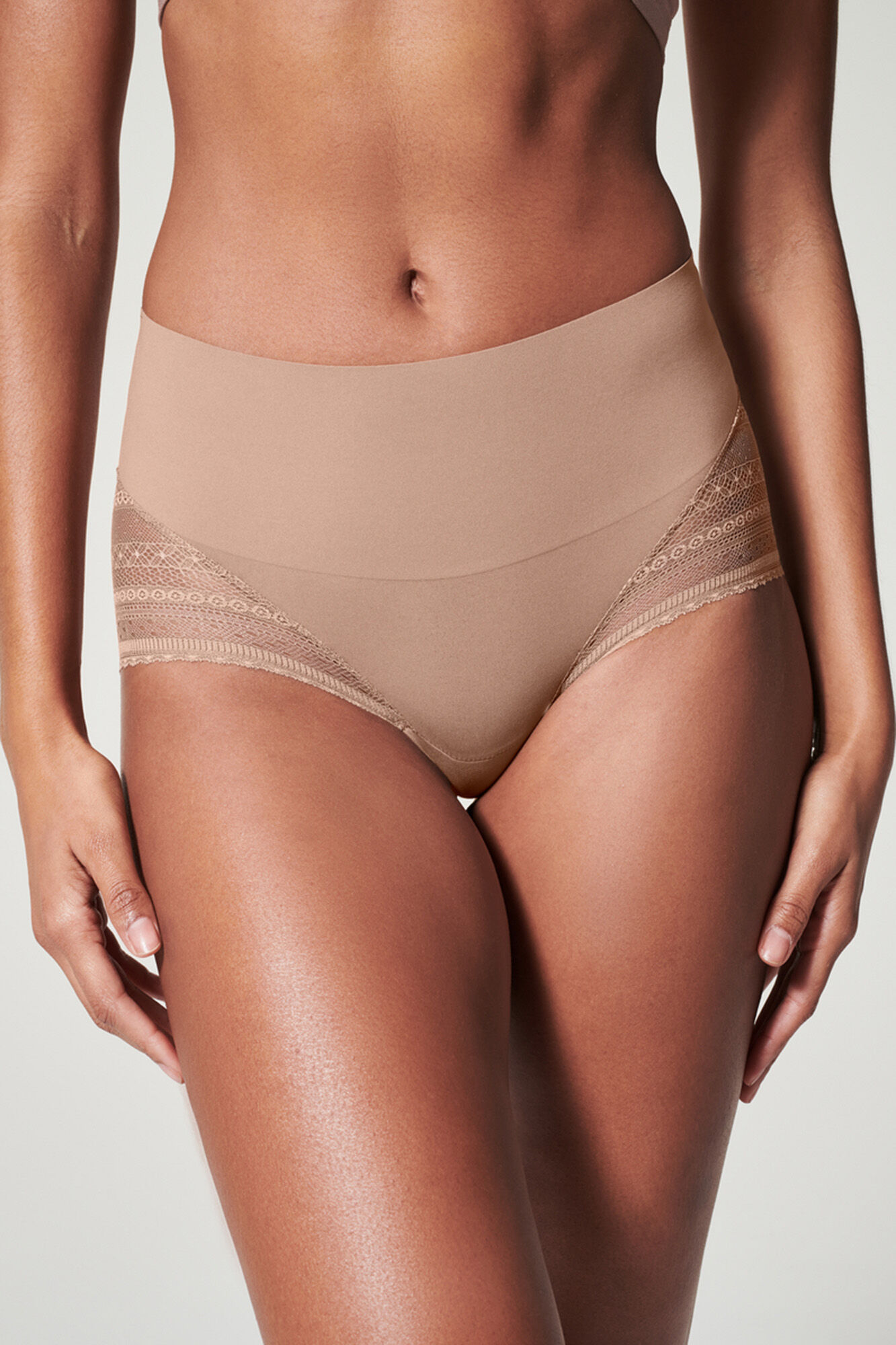 Calcinha invisível de cintura alta com renda geométrica - cor nude
