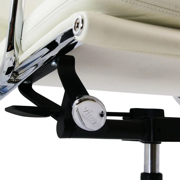 Vitra - EA 217 Soft Pad Bürostuhl Chrom mit Armlehnen, drehbar, Leder Premium F asphalt (Hartbodenrollen)
