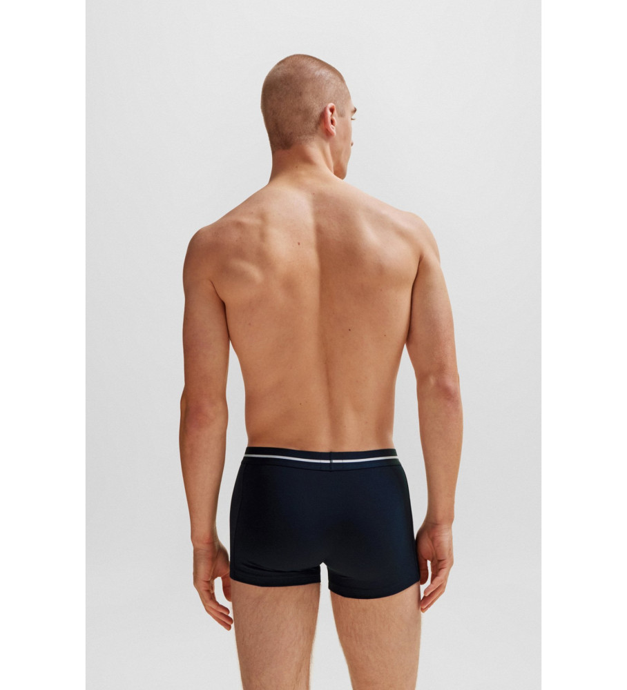 Pacote com 3 cuecas boxer BOSS, nas cores azul marinho e azul-marinho.