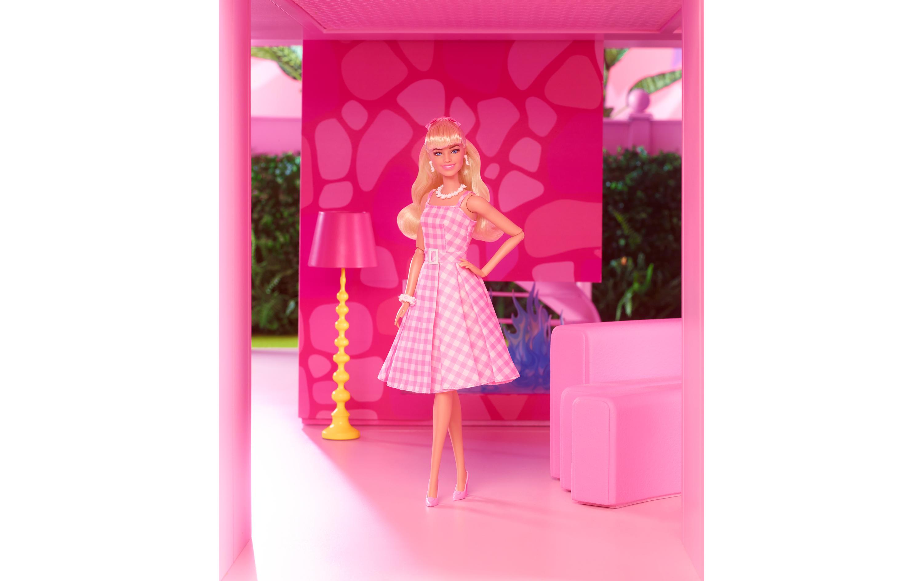 Puppe Signature – The Movie: Margot RobbieBarbie-Puppe im rosa-weissen Karo-Kleid