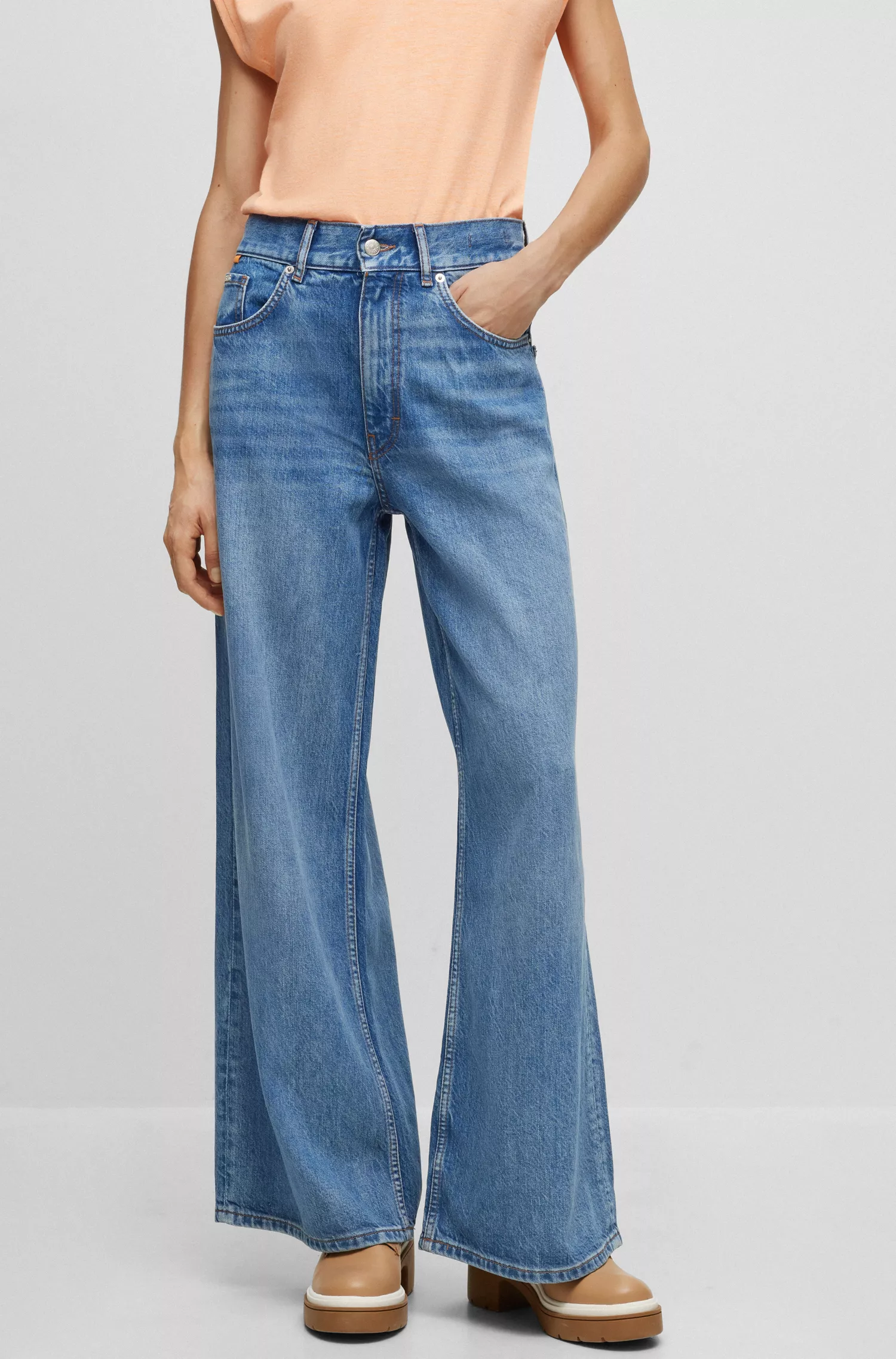 Calça jeans BOSS preta de cintura alta e pernas largas em denim azul.