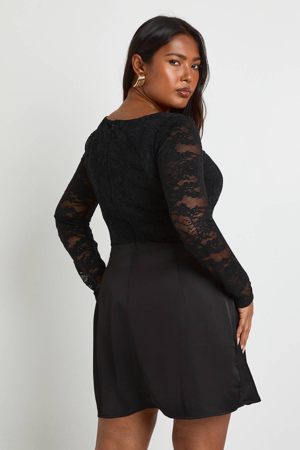 boohoo Robe mini drapée à corset en dentelle et manches longues