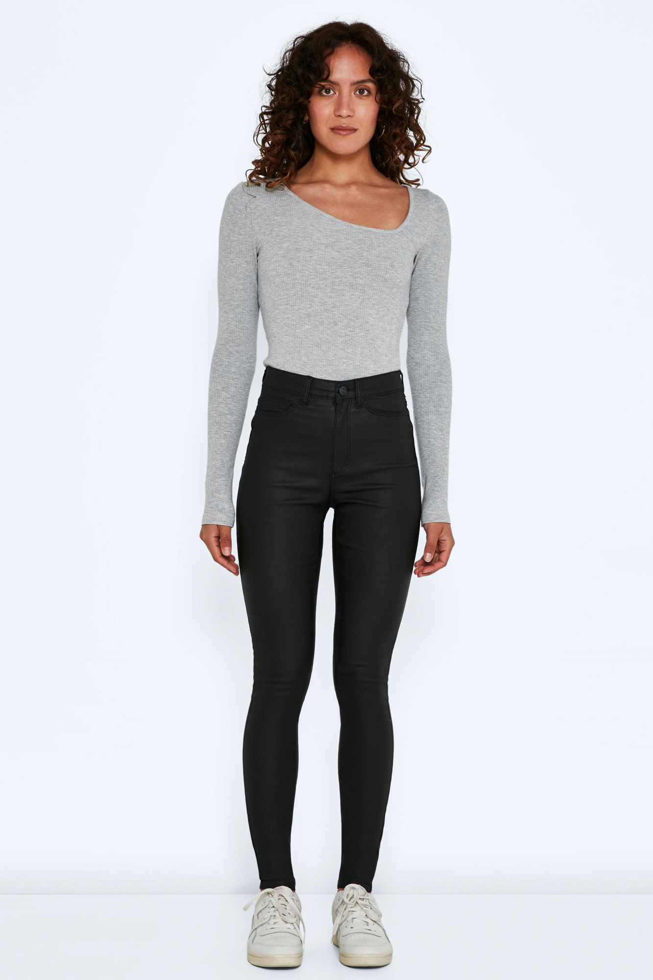 calça jeans slim de couro sintético