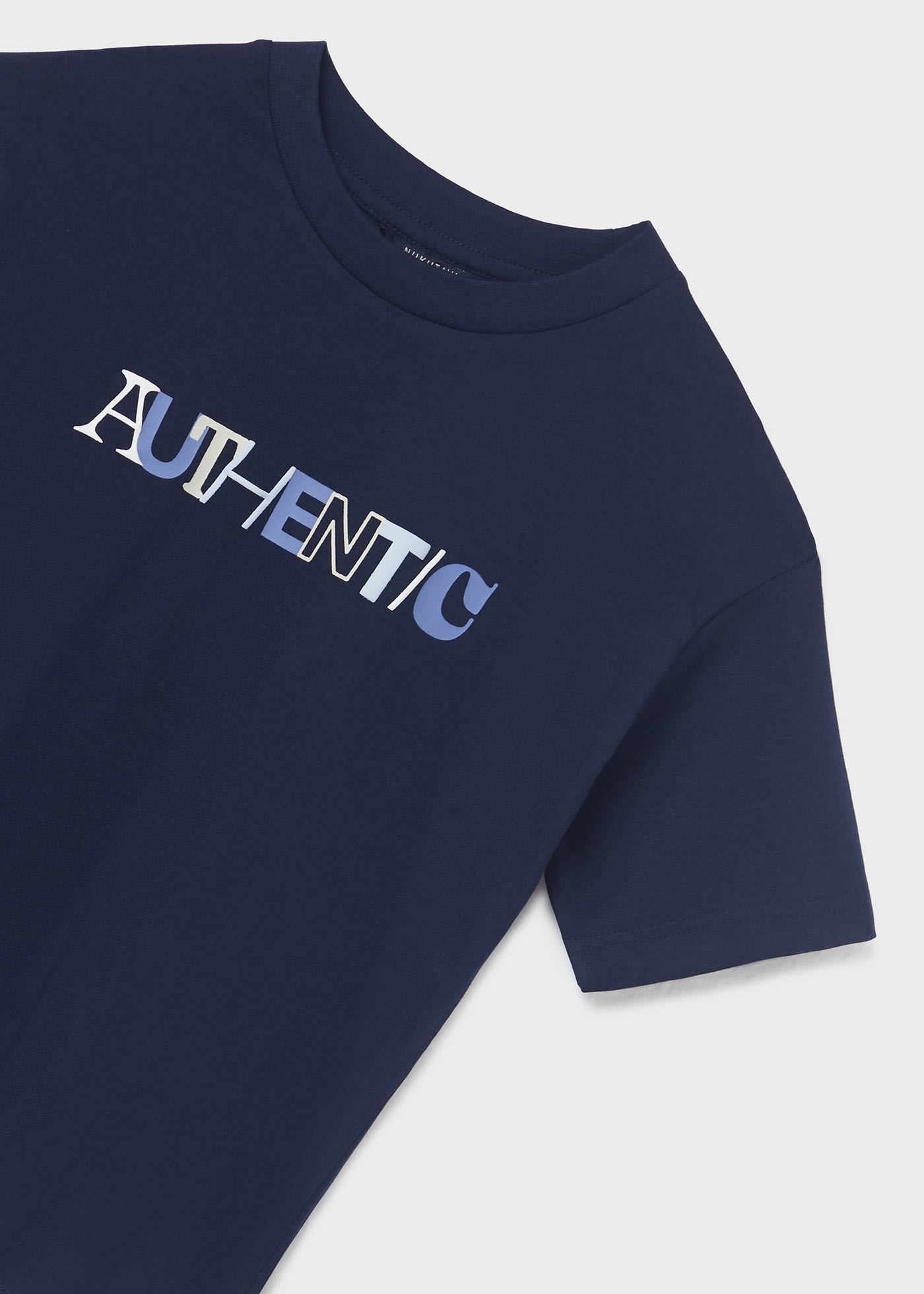 Camiseta infantil com estampa sustentável em algodão.